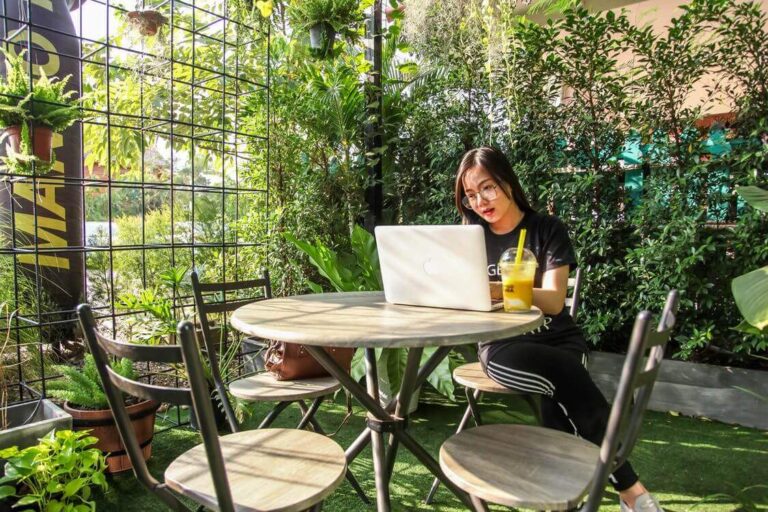 How remote workers can stay productive & happy image
